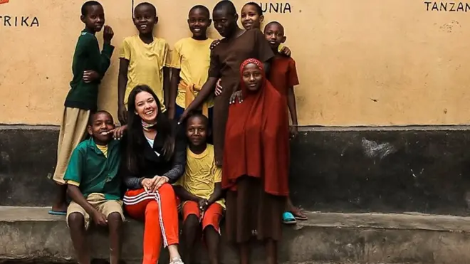 Dijana s decom u Africi