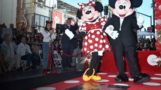 Минни Маус с супругом на открытии звезды на Аллее славы в Голливуде.