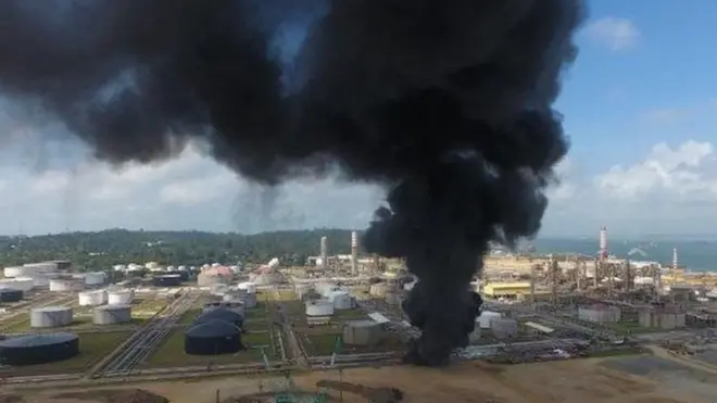 Asap kebakaran pipa di kilang Pertamina mengepul di kawasan Pelabuhan Semayang dan Jalan Minyak, Balikpapan, Kamis (15/08).