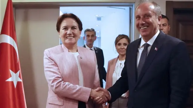 Meral Akşener ve Muharrem İnce el sıkışıyor