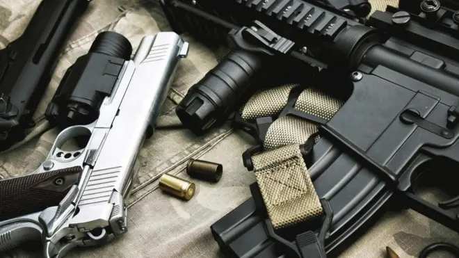 عدد من الأسلحة