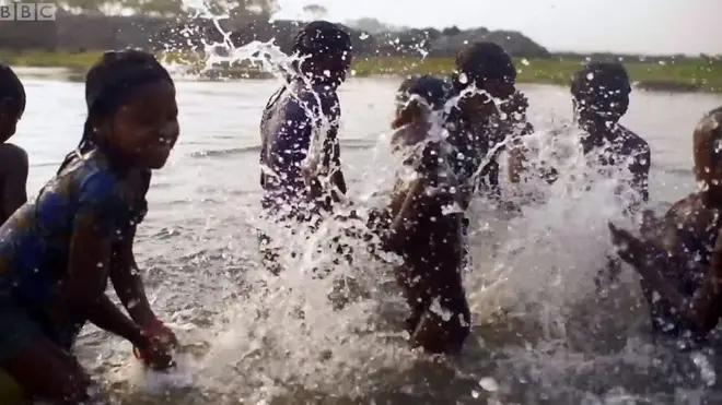 เด็กเล่นน้ำ