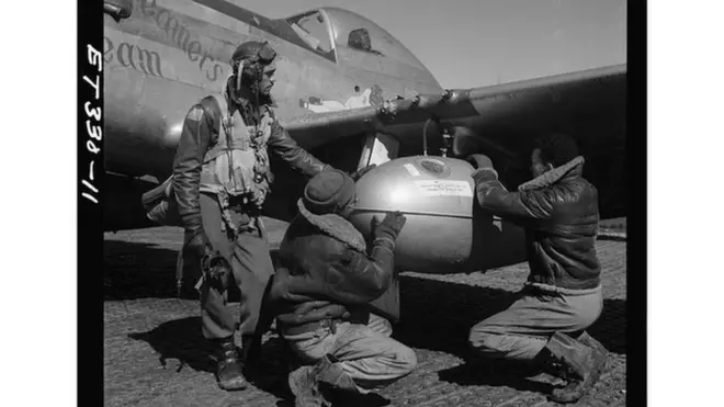 No estudo sobre a Segunda Guerra, alunos agora aprendem sobre a atuação dos Tuskegee Airmen, gruposite de aposta com rodadas gratispilotossite de aposta com rodadas gratiselite das Forças Armadas americanas formado somente por negros