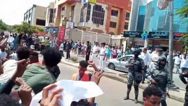 ሰልፈኛታት ኣብ ካይሮ ፊት ቤትጽሕፈት ላዕለዋይ ተጸዋዒ ስደተኛታት