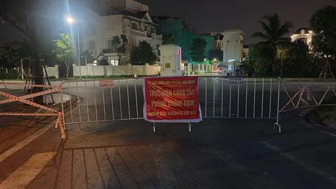 Tại Hà Nội, nhiều chốt chặn và hàng rào chắn được dựng lên để đảm bảo thực hiện giãn cách xã hội