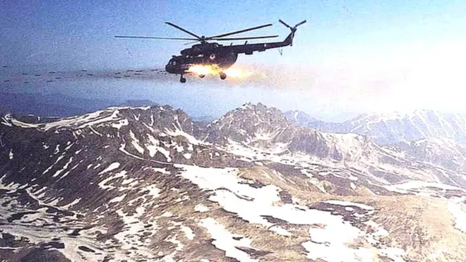 जून 1999 में कारगिल में पाकिस्तान समर्थित लड़ाकों की चौकियों पर हमला करता भारतीय हेलिकॉप्टर.