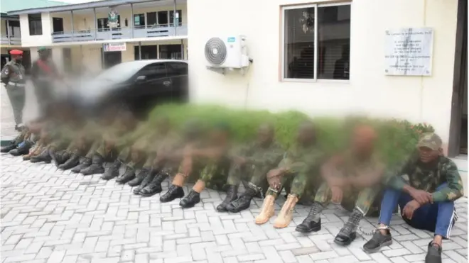 Awọn ayederu ologun mejila