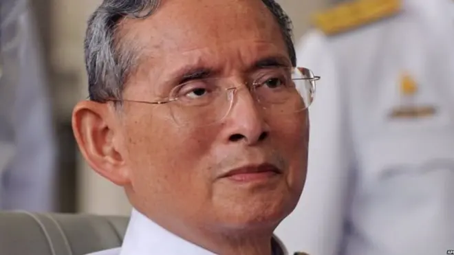 Boqor Bhumibol Adulyadej ayaa dad badan ay jelaayeen