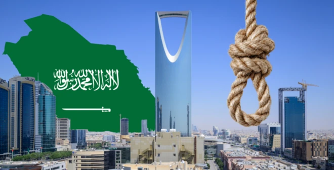 ኣብ ድሕረባይታ ከተማ ናይ ስዑዲ ዓረብ፡ ብጸጋም ባንዴራ ናይታ ሃገር፡ ብየማን ድማ ናይ ማሕነቕቲ ገመድ ይርአ።