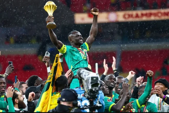 Abakinyi ba Sénégal bari mu munezero bamaze gutsindira igikombe ca CAN, bateruye Sadio Mané afise igikombe ariko aratwenga. 