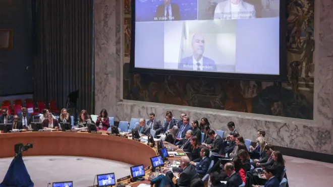 المفوض السامي للأمم المتحدة لحقوق الإنسان فولكر تورك، والطبيبة العاملة في غزة تانيا الحاج حسن، وممثل منظمة الصحة العالمية في الضفة الغربية وغزة ريتشارد بيبركورن (في اتجاه عقارب الساعة) ينضمون عبر مكالمة فيديو أثناء التحدث عبر مكالمة فيديو خلال اجتماع مجلس الأمن في مقر الأمم المتحدة في نيويورك، نيويورك، الولايات المتحدة الأمريكية، 03 يناير 2025.