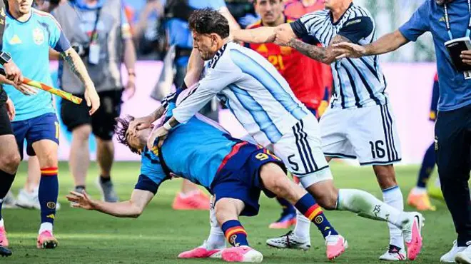 Juadores de Argentina y España en un altercado tras la final del Mundial el 19 de julio de 2026