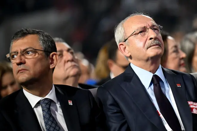 4 Kasım 2023 tarihinde Ankara’daki Ankara Spor Salonu’nda düzenlenen Cumhuriyet Halk Partisi’nin 38. Olağan Kurultayı’nda Kılıçdaroğlu (sağda) ve Özel yan yana görülüyor. 