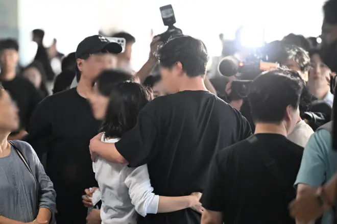  미국 이민당국에 의해 조지아주에 구금됐던 한국인 근로자가 12일 인천국제공항 제2여객터미널에서 가족과 상봉하고 있다