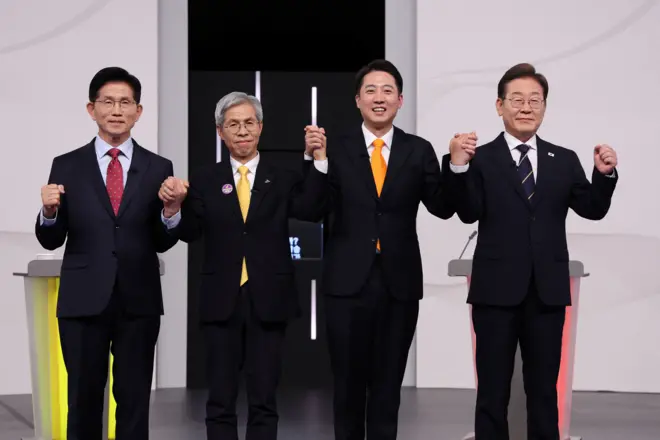국민의힘 김문수(왼쪽부터)·민주노동당 권영국·개혁신당 이준석·더불어민주당 이재명 대선후보가 18일 서울 마포구 상암동 SBS 프리즘센터 스튜디오에서 열린 제21대 대선 1차 후보자 토론회 시작에 앞서 기념촬영을 하고 있다