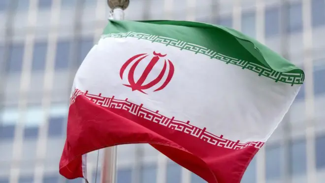Иранский флаг у здания штаб-квартиры МАГАТЭ
