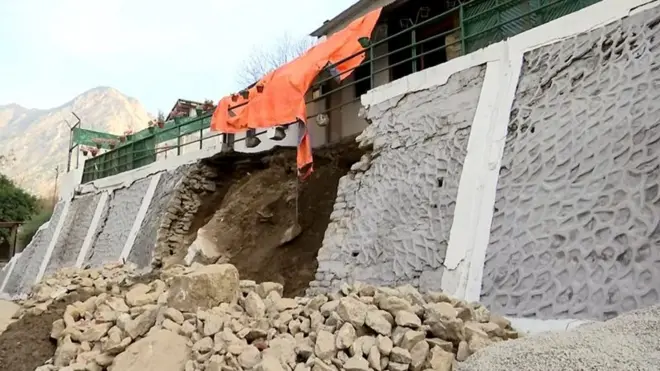 જોશીમઠમાં અનેક ઘરોમાં તિરાડો પડી ગઈ છે