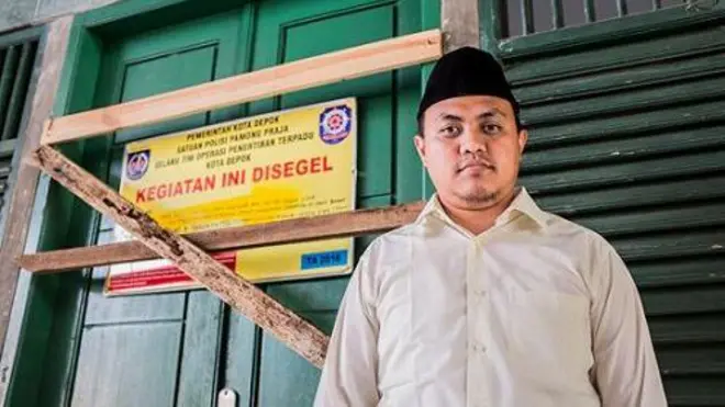 Masjid Ahmadiyah di Jawa Barat ditutup oleh pemerintah daerah dan polisi.