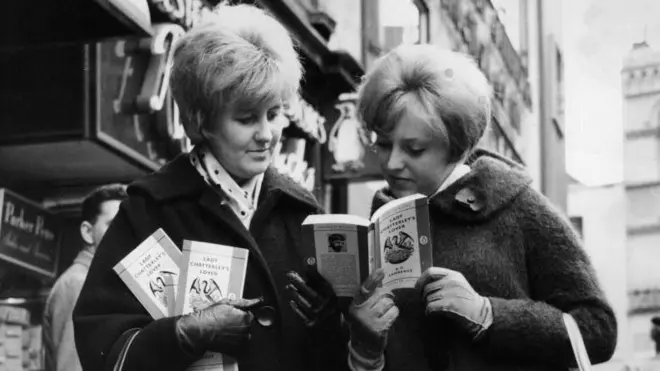 Дві жінки біля книжкового магазину на Лестер-сквер у Лондоні 10 листопада 1960 року після того, як суд зняв заборону на роман  
