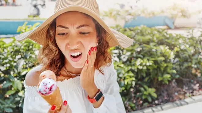 Mujer comiendo helado