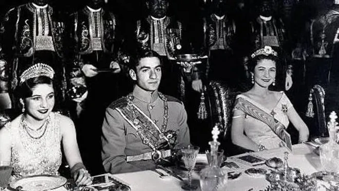 मोहम्मद रज़ा पहलवी अपनी पत्नी राजकुमारी फ़ौज़िया के साथ और मिस्र के राजा फ़ारूक की पत्नी रानी फ़रीदा 