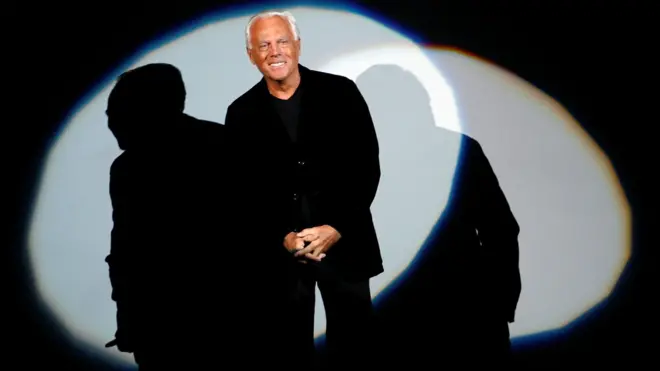 جورجو آرمانی در نمایش مجموعه پاییز و زمستان ۲۰۲۵ برند آرمانی در هفته مد میلان