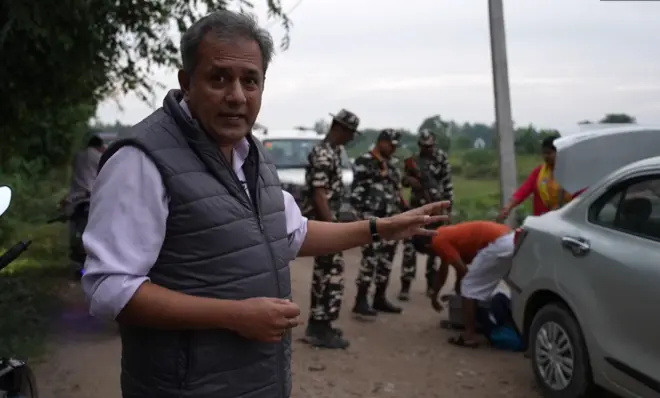 बिहार के जयनगर में नेपाल बॉर्डर पर गाड़ियों की तलाशी लेते हुए सीमा सशस्त्र बल के जवान