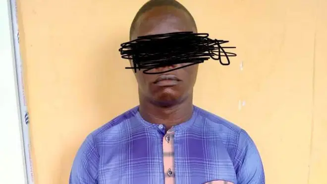 Àwòrán àlùfáà ìjọ tó fún ọmọ ijọ ọmọ ọdún méjìlá lóyún