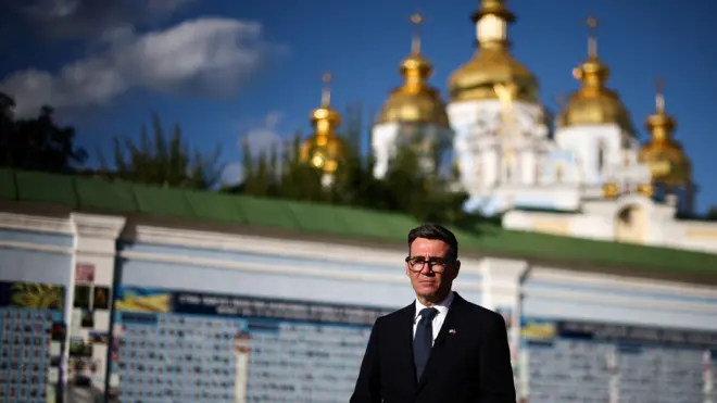 Энди Бернем на фоне Софийского собора в Киеве