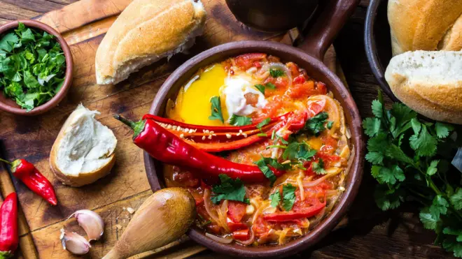 Prato de comida apimentada com vários ingredientes em volta