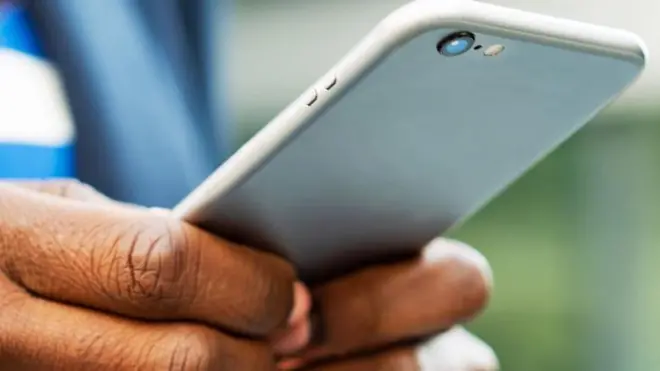  Umuntu ufite mu ntoki telefone igendanwa 