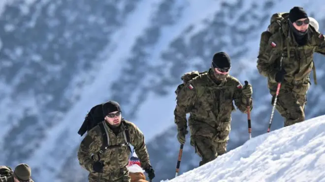 Soldados caminhando em neve