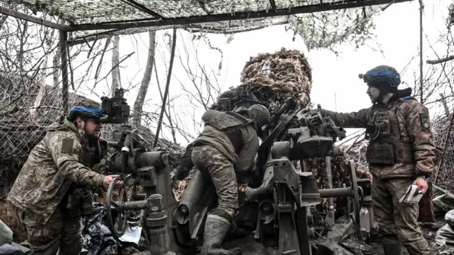 جنود من اللواء المدفعي الرابع والأربعين "هيتمان دانيلو أبوستول" التابع للقوات المسلحة الأوكرانية يُشغلون مدفع هاوتزر من طراز M777 خلال مهمة قتالية في منطقة دنيبروبيتروفسك، أوكرانيا، في 24 ديسمبر/كانون الأول 2025.