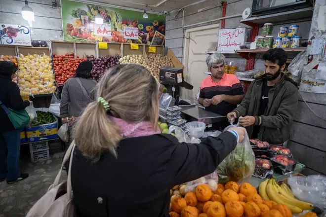 Una mujer compra frutas y verduras en Teherán.