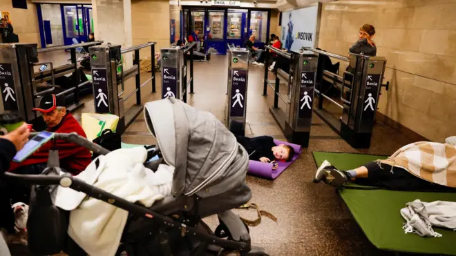 Люди лежат на станции метро в Киеве рядом с турникетами