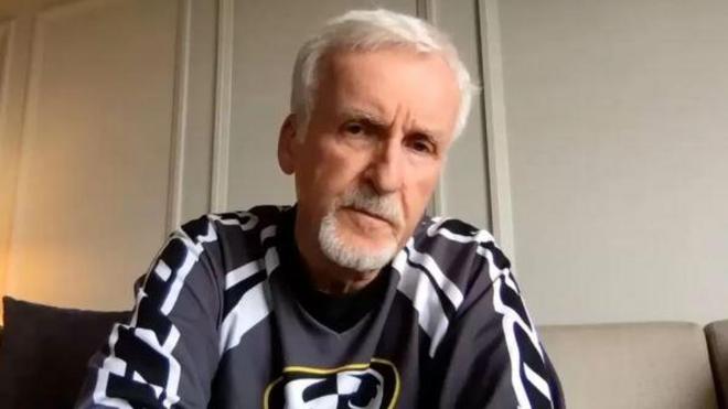 Cameron olhandofunny bugs caça níqueldireção à câmerafunny bugs caça níqueluma sala