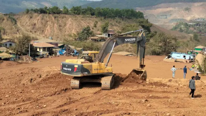 ဇန်နဝါရီ ၁၃ ရက်က အိမ်တွေ နစ်မြုပ်နေတဲ့ နွံနုန်းမြေပြင်ကိုဖယ်ရှားနေတဲ့ စက်ယန္တရားတွေ