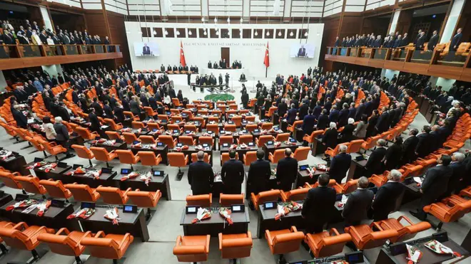 meclisin içinde milletvekilleri ve koltuklar görülüyor