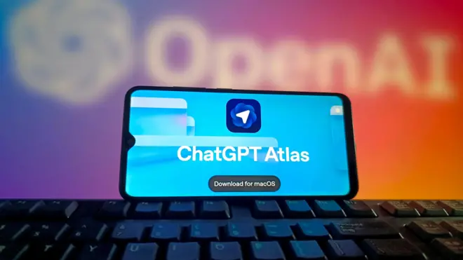 Zdjęcie ilustracyjne przedstawia logo ChatGPT Atlas na smartfonie
