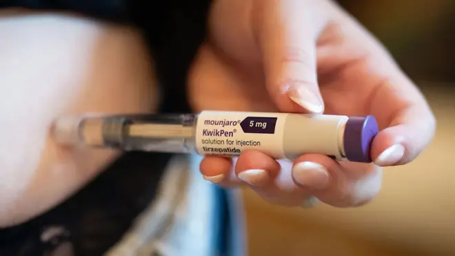 Жінка робить інʼєкцію Мунджаро в живіт, крупний план