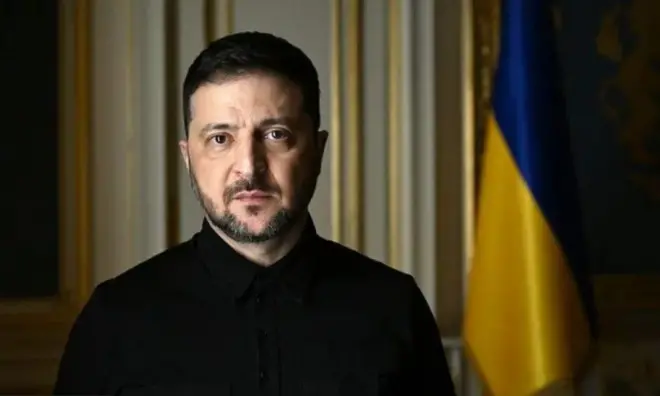 Зеленський у чоному біля прапора України