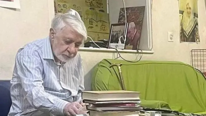 آقای موسوی در این بیانیه‌ که از حبس خانگی منتشر کرده خواستار آزادی زندانیان سیاسی شده است