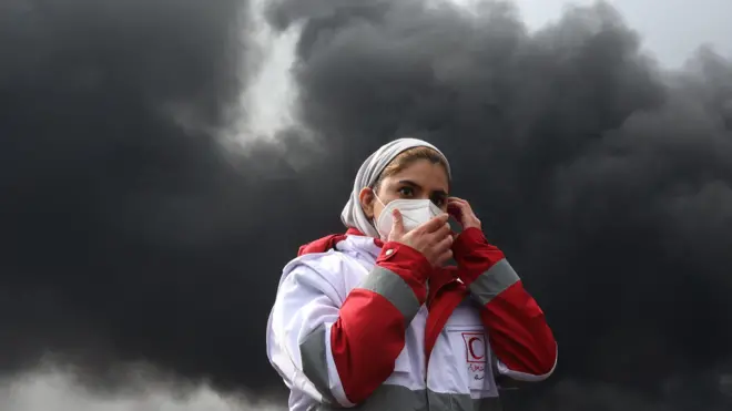 ရေနံစက်ရုံမီးလောင်မှုတစ်ခုကနေ ထွက်လာတဲ့ မီးခိုးလုံးတွေနဲ့ နှာခေါင်းစွပ်စည်းထားတဲ့ ကြက်ခြေနီတစ်ဦးကို အီရန်မြို့တော် တီဟီရန်မှာ မတ်လ ၈ ရက်တုန်းက မြင်တွေ့ရတာဖြစ်ပါတယ် 