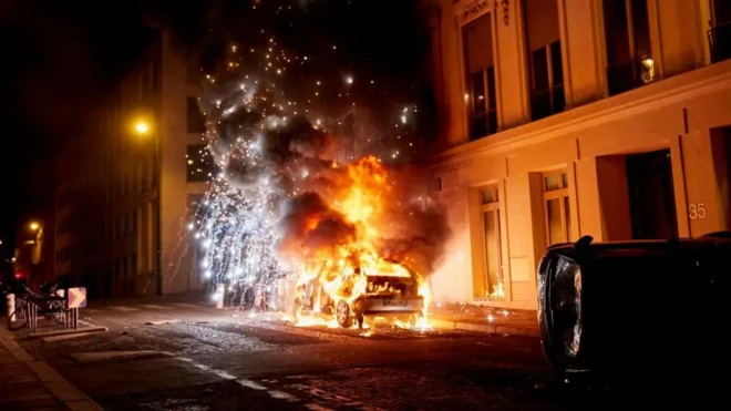 Горящая машина в центре Парижа