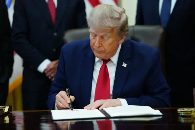 Donald Trump assinando documento