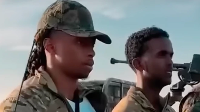 Bishii February, Noah Ihiekwe (Bidix) iyo Abdifatah Gulaid - oo labadaba ka soo jeeda xaafadda Toxteth ee Liverpool - waxay askar kula dabaal degeen waqooyiga bari ee Soomaaliya