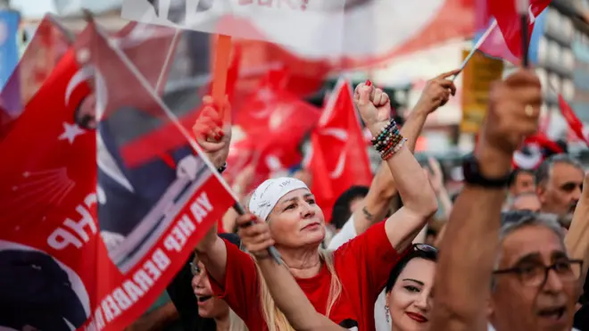 مظاهرة احتجاجية ضد حكم قضائي صدر مؤخراً أطاح بقيادة حزب الشعب الجمهوري المعارض الرئيسي في مقاطعة إسطنبول، في إسطنبول، تركيا، 10 سبتمبر/أيلول 2025. 