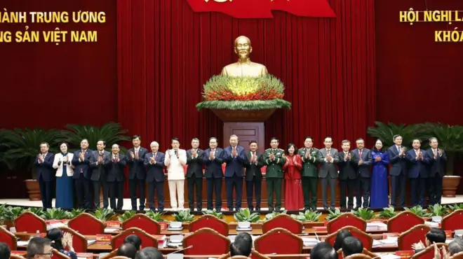 Phần lớn Ủy viên Bộ Chính trị mới được bầu vào Ban Bí thưu đều đã là ủy viên Ban Bí thư khóa 13