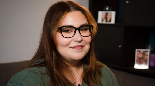 Holly Greader poz veriyor