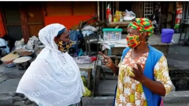 Awọn obinrin meji to wọ asọ ankara doju kọ\ara wọn lati sọrọ